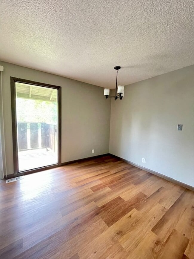 Building Photo - GREAT 2 Bedroom Available!