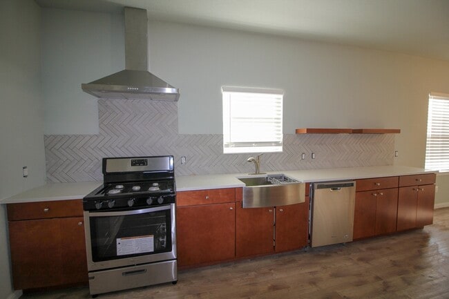 Building Photo - Downtown 3 bedroom 2 bath gorgeous remodel