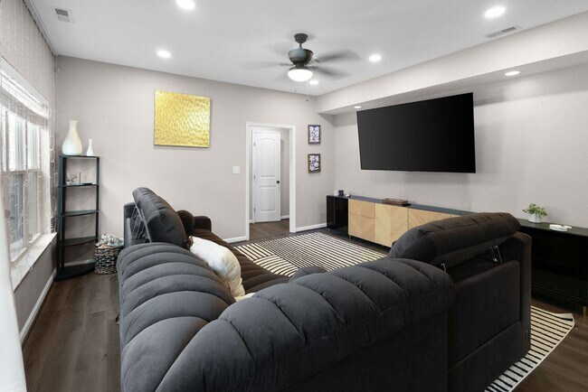 Building Photo - 4 Bed 2.5 Bath