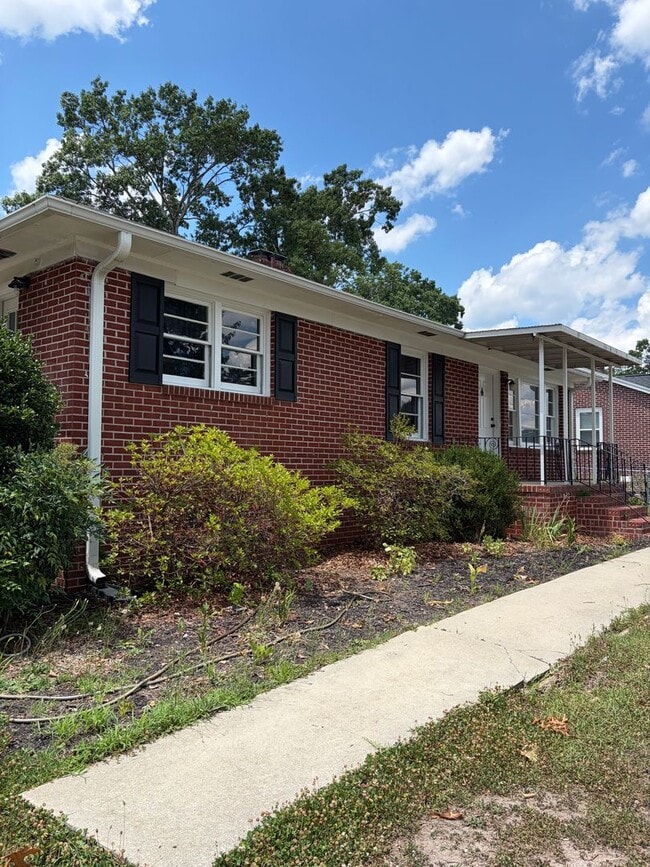Building Photo - Beautiful brick home, Fully fenced in yard!!