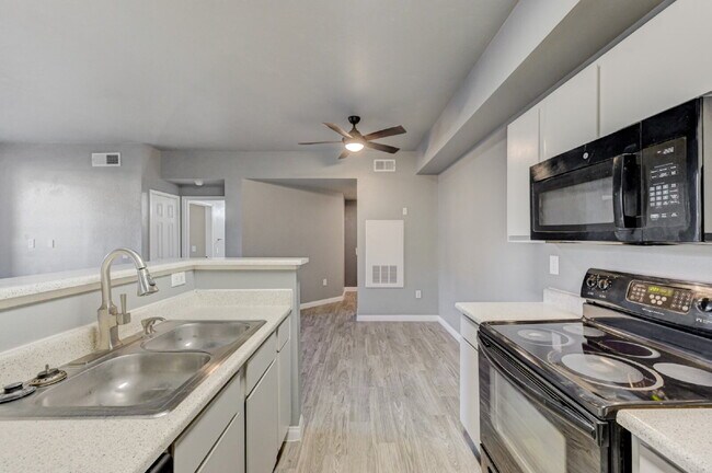 Building Photo - Ground Floor 2BD/2BA Condo in Gated Henderson Community – Resort-Style Amenities!