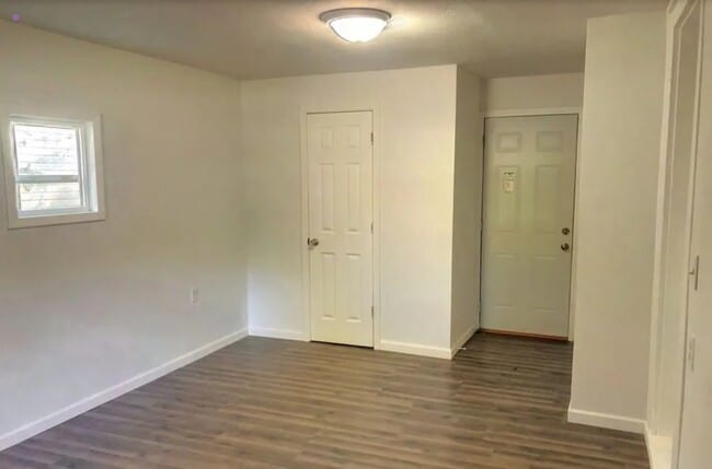 Building Photo - 2146 S Crestway St
