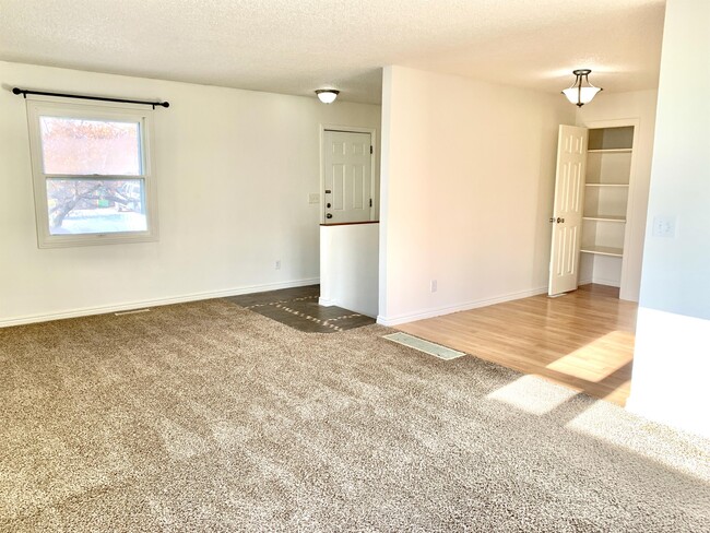 Building Photo - 3895 Kitt Dr