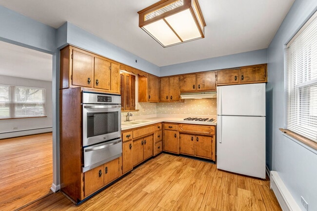 Building Photo - 21 E Thorndale Ave