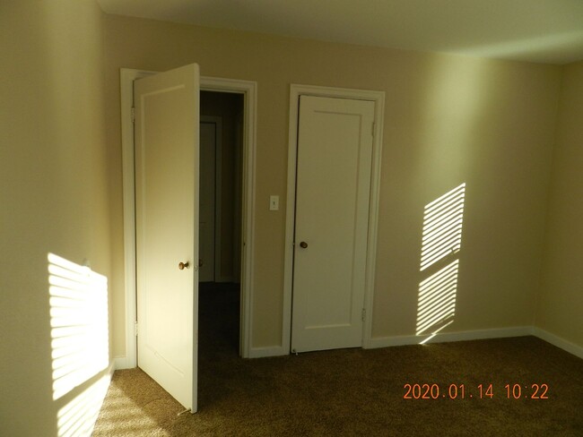 Building Photo - 2 Bedroom / 1 Bathroom Home in Madras Oregon