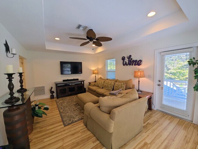 Building Photo - 857 10th Ave S