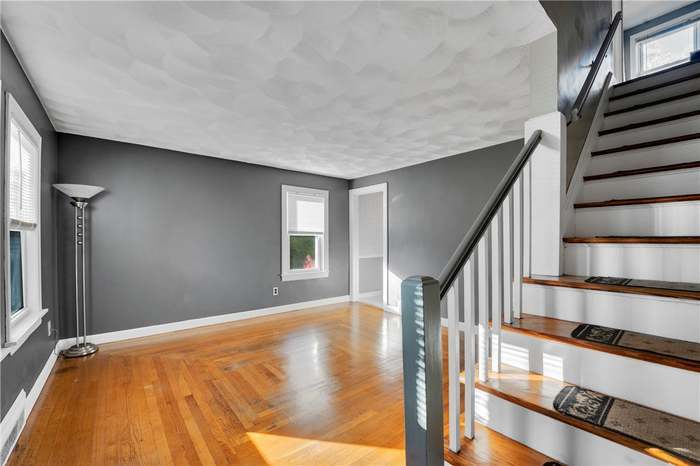 Building Photo - 10 Maplewood Dr