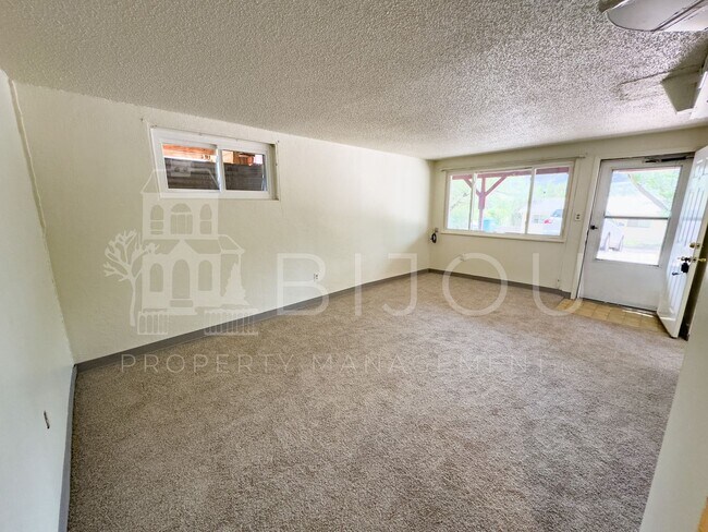 Building Photo - 3306 W Platte Ave