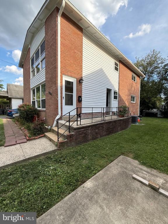 Building Photo - 922 19th St S