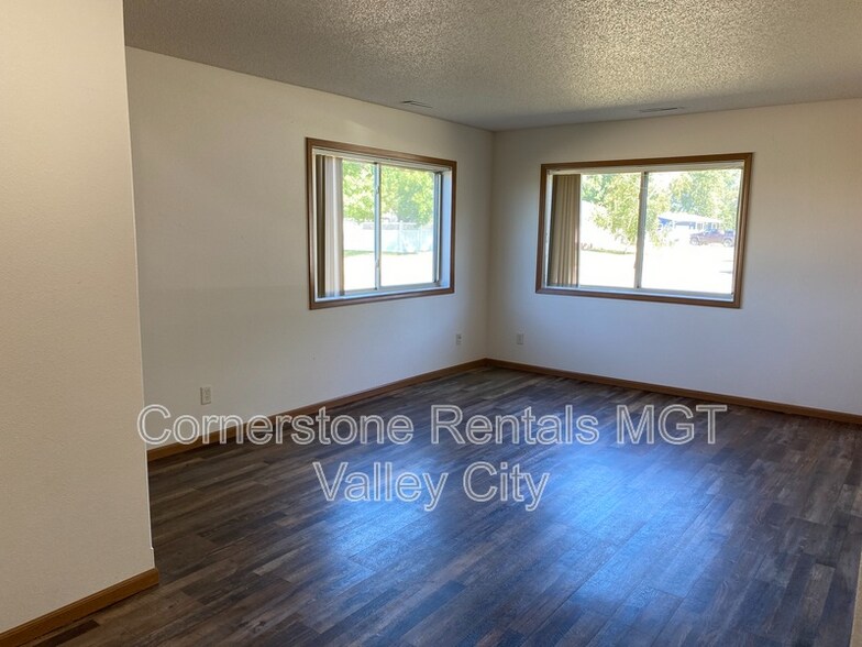 Building Photo - 508 10th St NE