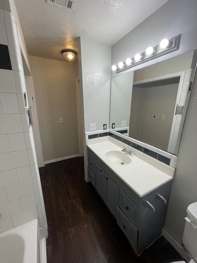 Building Photo - 2 Bed, 1 Bath Home