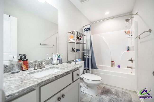 Building Photo - 421 Newport Ave