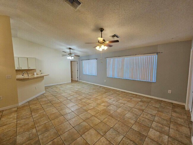 Building Photo - Must See!!!  Large 2 Bed 2 Bath with garag...