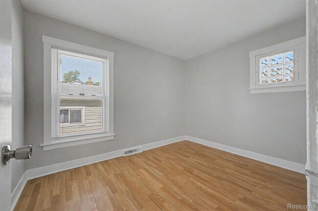 Building Photo - 1301 E Muir Ave