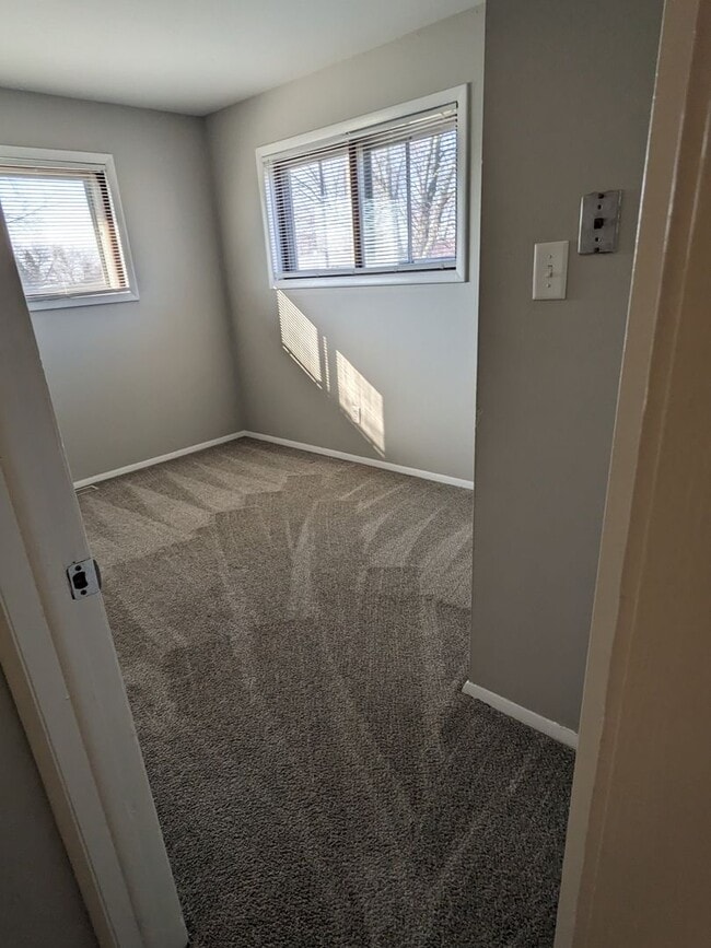 Building Photo - Spacious 3 bd 1.5 bth Raised Ranch Duplex