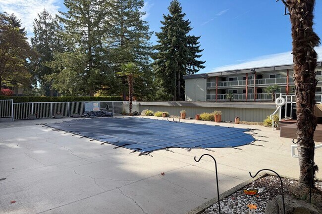 Building Photo - 2bd/1.75ba Bellevue Condo