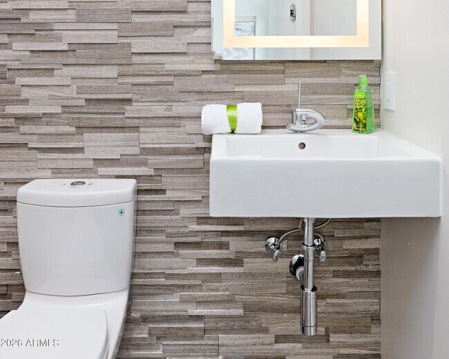 Building Photo - 2423 E Lincoln Cir