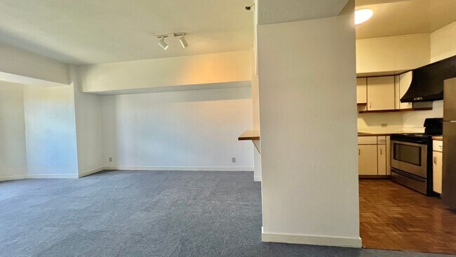 Building Photo - Spacious and convenient  east-facing 1Bd 1...