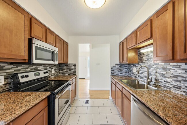 Building Photo - Spacious 3 Bedroom Home | 2 Bonus Rooms, Huge Yard & Detached 2-Car Garage