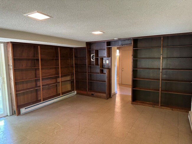 Building Photo - 1 Bedroom, 1 Bathroom Apartment in Reidsvi...