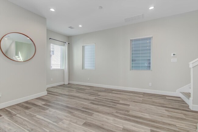 Building Photo - 1329 Buescher Dr