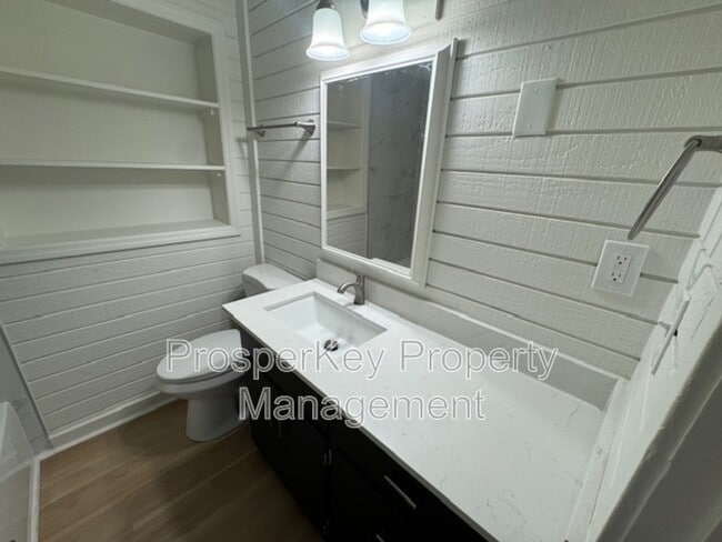 Building Photo - 205 25th St