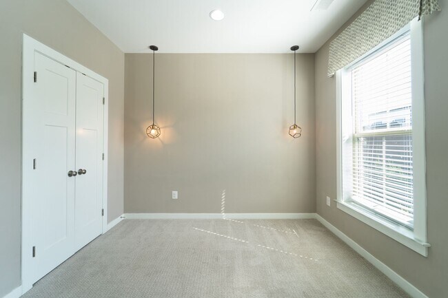 Building Photo - 10225 Hilltop Ascent Dr