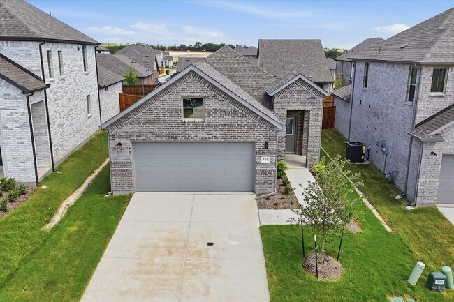 Building Photo - 508 Green Grass Dr