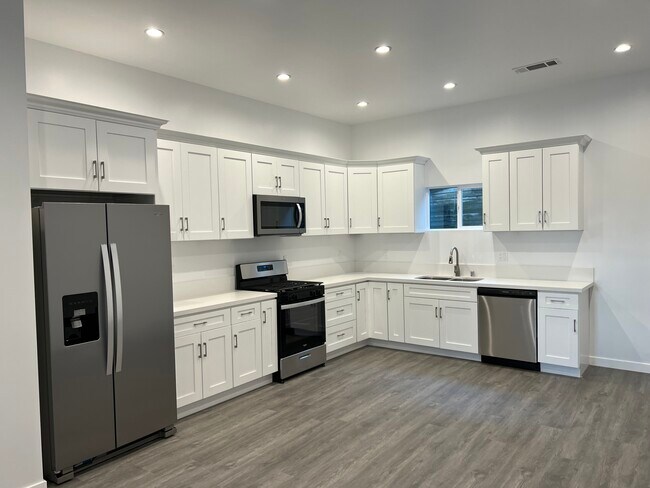 Building Photo - 1141 N Orange Dr