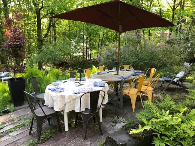Building Photo - Short term- 4 Bedroom just two blocks from...
