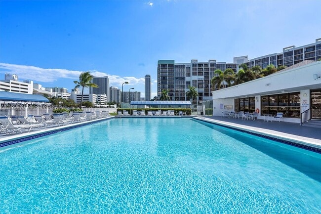 Building Photo - 600 Parkview Dr