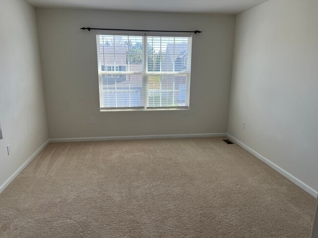 Building Photo - Stunning 4 bedroom 2.5 Bathroom Home in Ma...