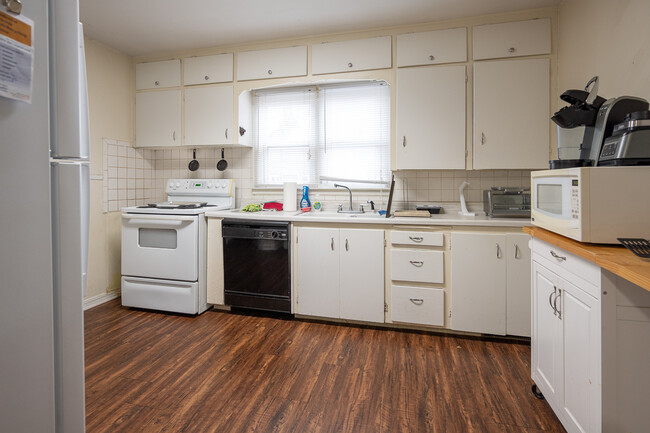 Kitchen - 2123 W Sherwood Ave
