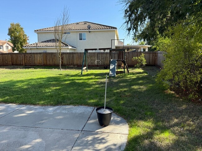 Building Photo - LARGE CORNER LOT 2 STORY 4 BED HOME IN MATHER