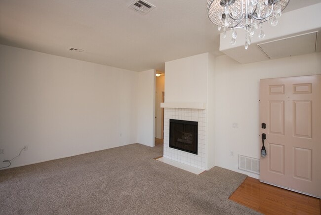 Building Photo - Beautiful Upstairs 2bd/2bth Condo in Carme...