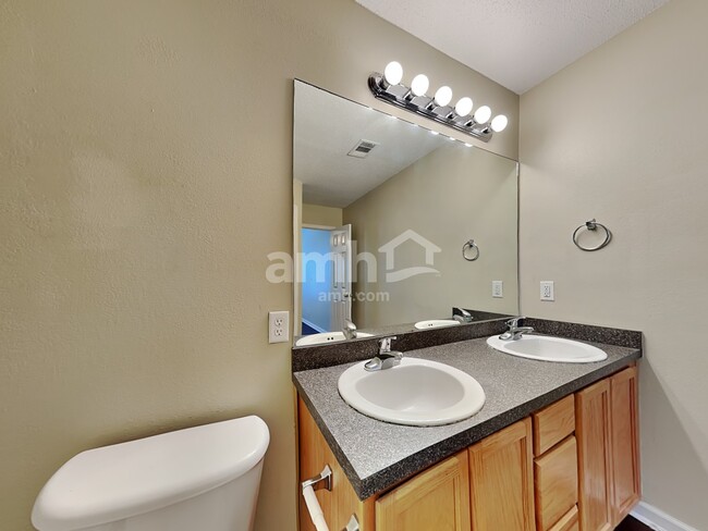 Building Photo - 14 Willow Lakes Dr