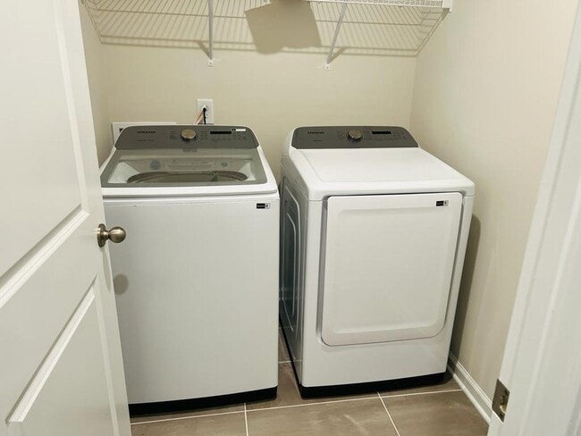 Building Photo - 280 Brook Farm Ln