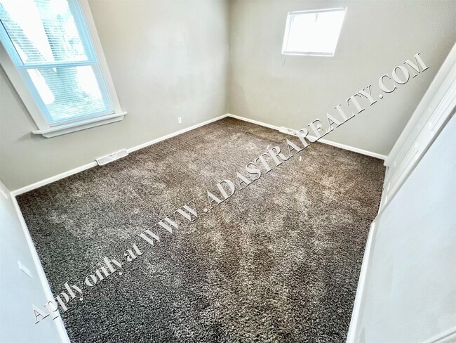 Building Photo - Spacious Shawnee Duplex-Available NOW!!