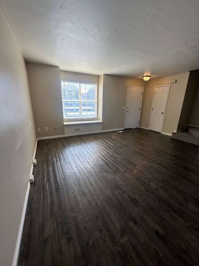 Building Photo - BEAUIFUL TOWNHOME!!!