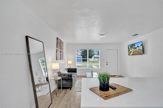 Building Photo - 510 N 24th Ave