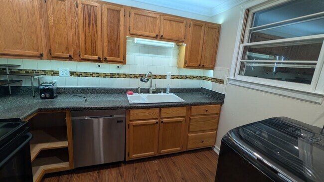 Building Photo - 2 bedroom 1 bath home near Lake Julian in Arden, convenient location, Year-long lease $1600 a month.