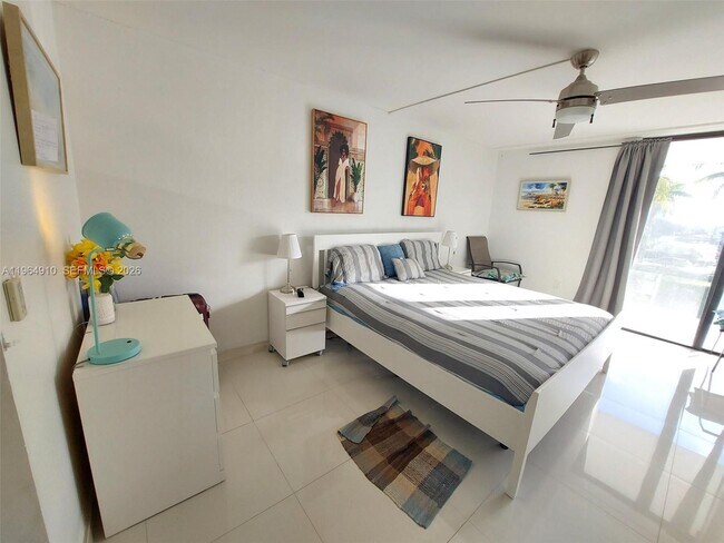 Building Photo - 3375 N Country Club Dr