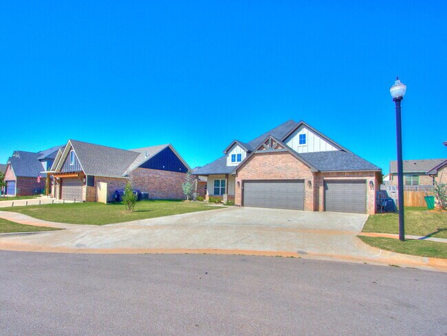 Building Photo - 3201 Hayven Cir