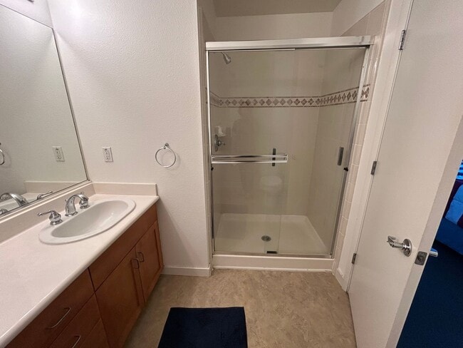 Building Photo - $1,000 OFF FIRST MONTH'S RENT!! Spacious 3 bedroom / 2.5 Bath Apartment in Emeryville, CA.