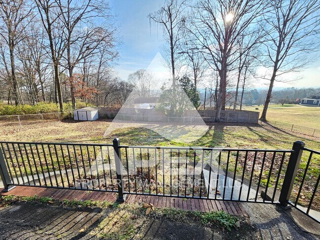 Building Photo - Spacious 4Bd – 2Ba Tri-Level Brick Home in North Knoxville!