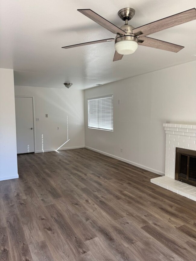 Building Photo - Cozy 3 Bedroom Home