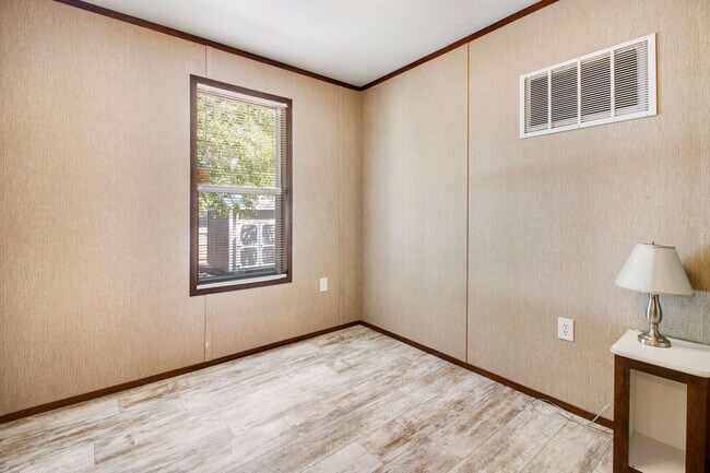 Building Photo - 396 Peachtree Cir