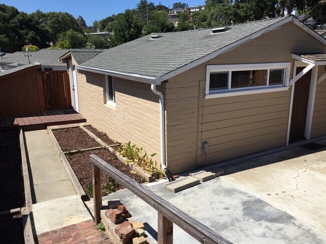 Building Photo - 415 Cedar St