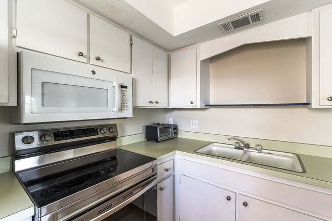 Building Photo - 2 Bed 2 Bath Condo - Close to Beach & Airport