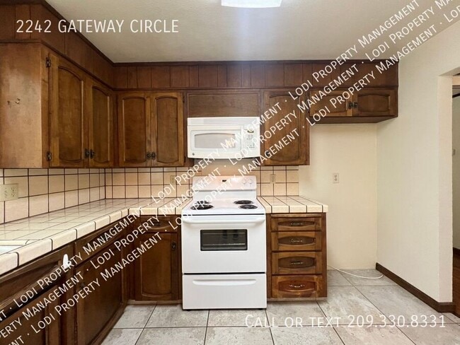 Building Photo - 2242 Gateway Cir